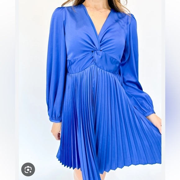 Joy Joy Dresses & Skirts - Blue boutique mini dress with pleated skirt and twist front v-neck. Size XS.